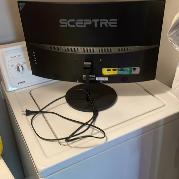 “32” inch Gaming sceptre monitor barley used